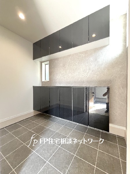 玄関周りは広々とゆとりある設計。玄関ドアはスマートキーを採用しており開閉もスムーズに行えます。