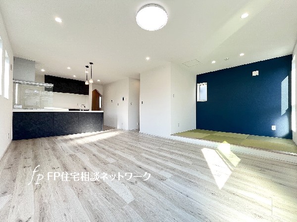 2階リビングは人の目線を気にせず寛ぐことができます。窓が多く明るいリビングが家族団欒の時を作ります。