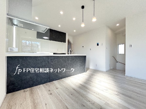 リビングのお子様を見守りながらお料理が出来る対面式のオープンキッチン。ご家族との会話がはずみます。