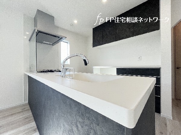 キッチンに統一感を生み出すカップボードが背面に備え付けされています。調理家電の収納に重宝しますね。