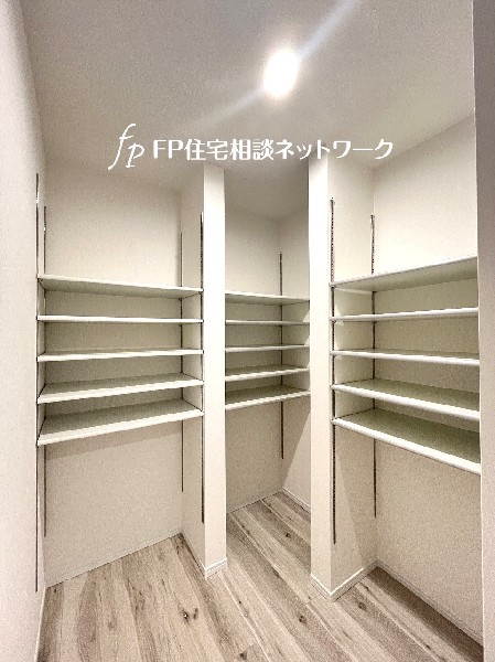 キッチンの背面には大容量のパントリーを設置。食材などのストックや防災用品の備蓄庫としても活躍します。