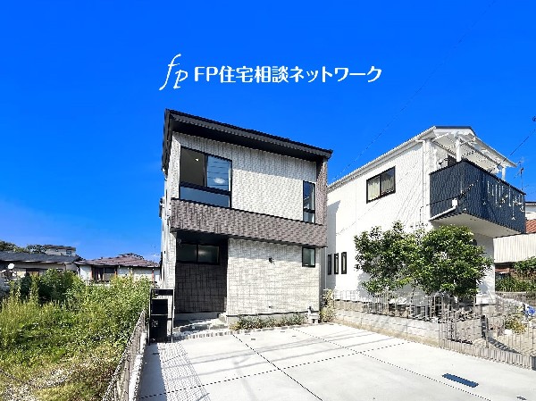 外観:カースペースは並列2台分。セカンドカーや自転車置き場、お子様が遊ぶスペースとしても活用頂けます。