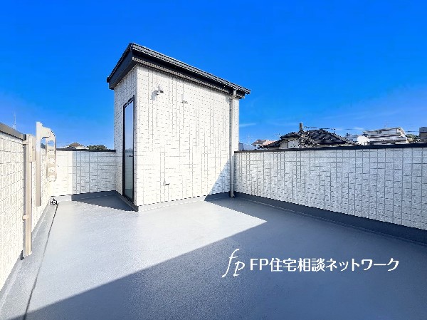 外観:ルーフバルコニーのある住宅。景色が広く見渡せ、気持ちの良い空間です。水遊びや屋上BBQ、星空観察も◎