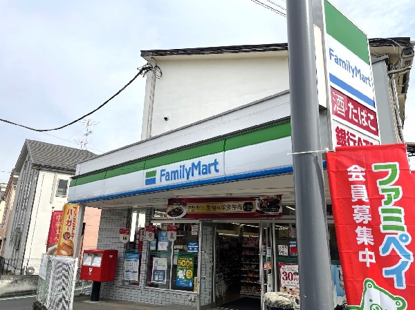 周辺環境:ファミリーマート 竹山団地店(時間を問わず、幅広い品物が揃うコンビニ。フライヤー商品やスイーツなど美味しいオリジナル商品が魅力的。)