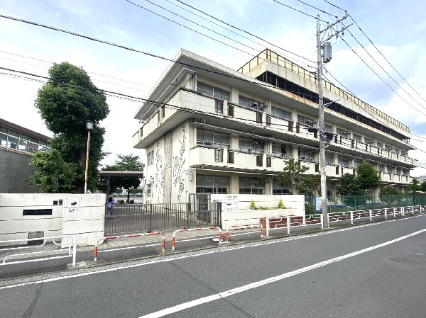 周辺環境:緑小学校(各学年4～5クラスの小学校。鶴見川周辺の自然に触れながら、子供たちがのびのびと学校生活を送れます。)