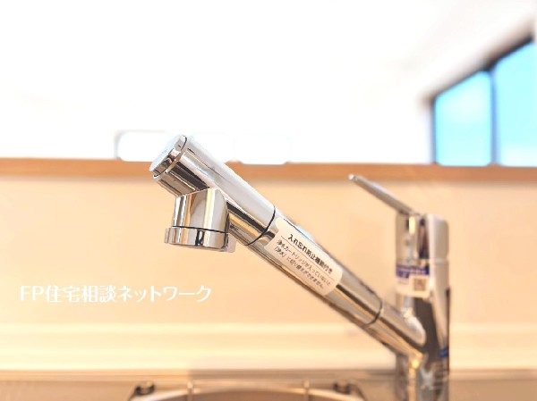 スタイリッシュな、浄水器一体型水栓です。水栓にシャワーホースと浄水器を内蔵し、カルキ臭など軽減。