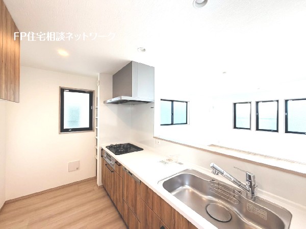 リビングのお子様を見守りながらお料理が出来る対面式カウンターキッチン。ご家族との会話がはずみます。