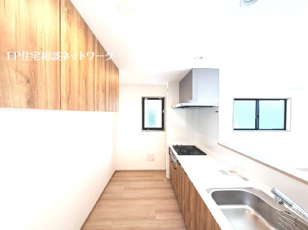 リビングを見渡せる対面式キッチン。リビングで遊ぶお子様にも目が届くので安心して家事が出来ますね。