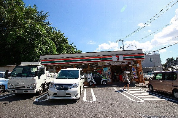 周辺環境:セブンイレブン 横浜鶴見東寺尾３丁目店(時間を問わず、幅広い品物が揃うコンビニ。日常生活に深く関係する最重要施設としてなるつつある。)