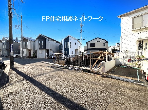 外観:道路はしっかり舗装もされているので、ベビーカーや自転車で通っても快適に通行できます。  