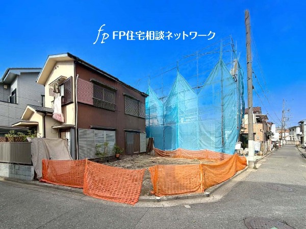 外観:日当たりが良く開放感のある角地です。 2方向から光や風を取り込めるため、明るく快適な住まいが実現！