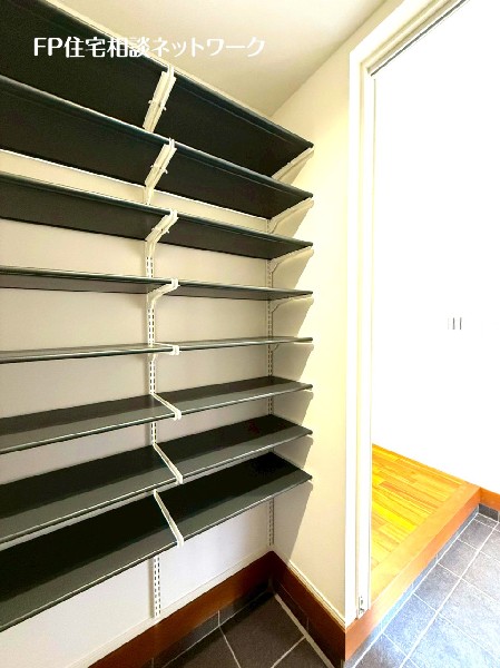 大容量のシューズインクロークが嬉しい住まい。靴以外にもベビーカーやお子様の外遊びグッズなども収納。