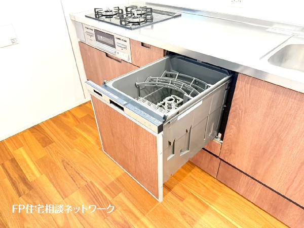 機能性とデザイン性を兼ね備えた嬉しいキッチン。食器洗乾燥機付きなので後片付け楽々。嬉しい浄水器も。