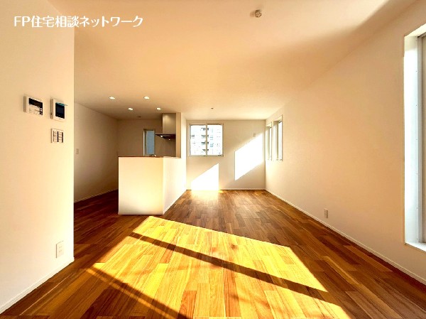 2階リビングは窓が多く日当り良好。人の目を気にせずに寛げます。窓を開ければバルコニーに繋がり開放的。