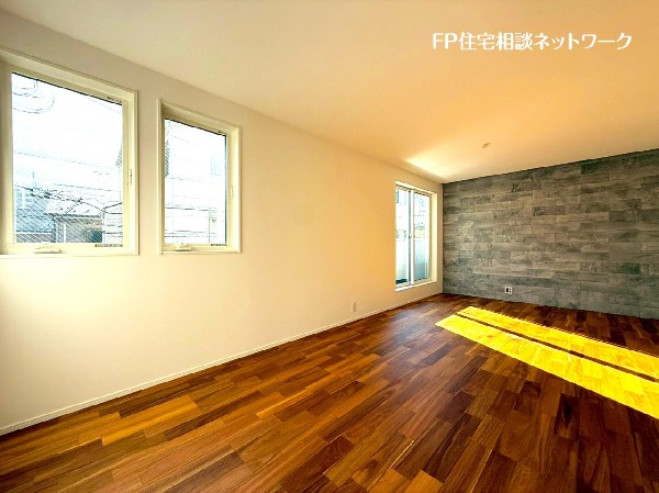 リビングの壁紙にアクセントクロスを取り入れ、より一層お洒落に空間に。インテリアとの馴染みも良さそう。