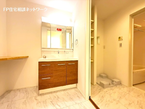 洗面室とランドリースペースが分かれています。朝の身支度と洗濯作業が同時に行いやすくなり、混雑を避けられます。