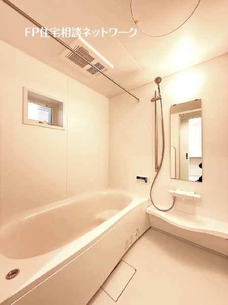 ゆったり入れる１坪タイプの浴室。雨の多い時季のお洗濯に重宝する浴室換気乾燥機付。追炊きオートバス付。