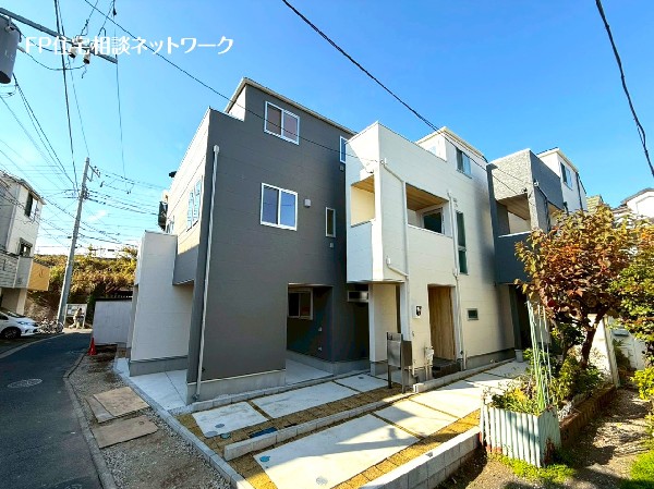 外観:前面道路は車通りの少ない道路。小さなお子様も安心です。お車の出し入れが苦手な方も駐車しやすそうです。