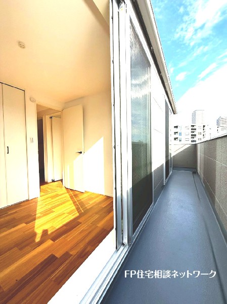 外観:2部屋から出入り可能な広いバルコニー。南に面して日当たり良好。お洗濯もあっという間に乾きそうです。