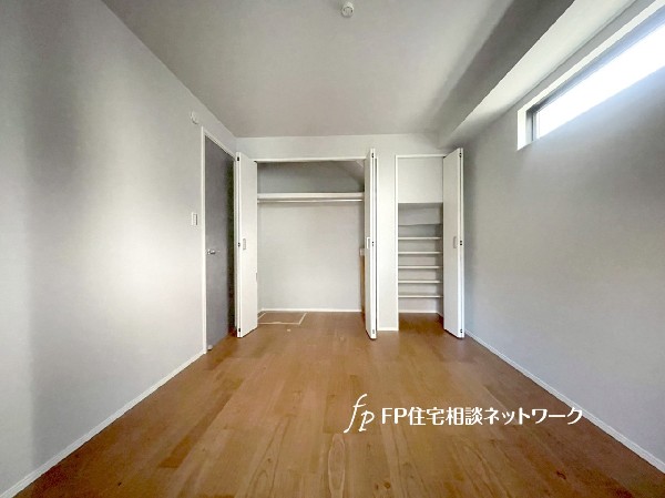 収納力が豊富な大型クローゼット。普段着やスーツはもちろんのこと、コート類などもしっかり掛けられます。