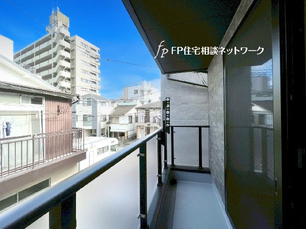 太陽の光と爽やかな風を受けたお洗濯物はあっという間に乾き、取りこむ時には太陽の匂いを感じられそう。  