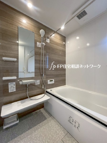 ゆったり入れる一坪バス。足を伸ばして入れるサイズは一日の疲れを癒すのに嬉しい広さですね。  