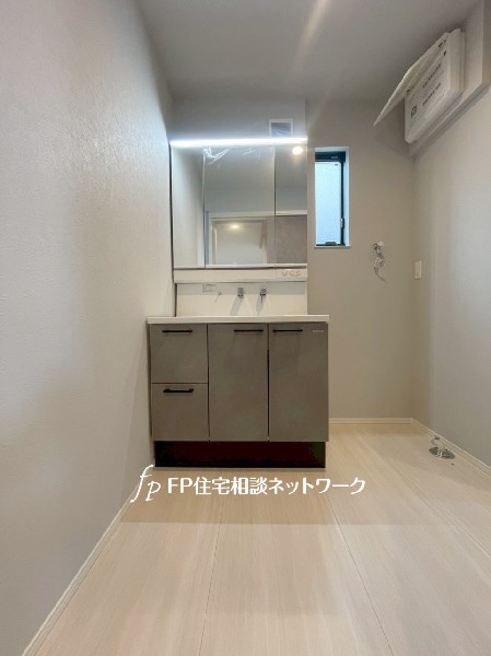 鏡の裏に収納棚を確保した三面鏡を採用。化粧品や歯ブラシなどを機能的に収納。これで朝の身支度も快適。