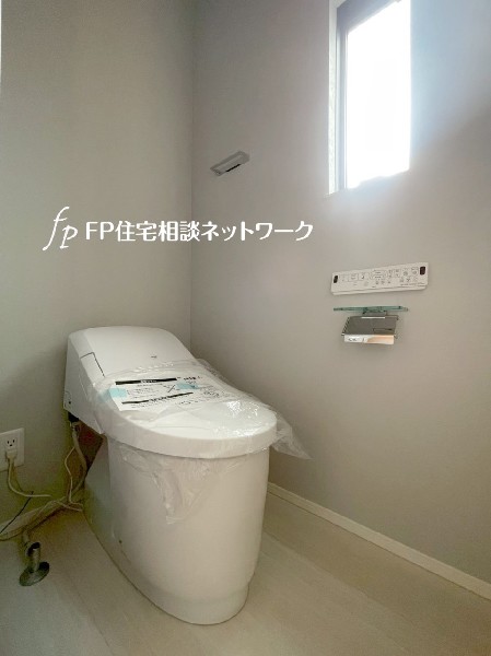 ウォシュレット、暖房便座機能付のトイレです。1階と3階の2カ所に設置しており忙しい朝も便利です。