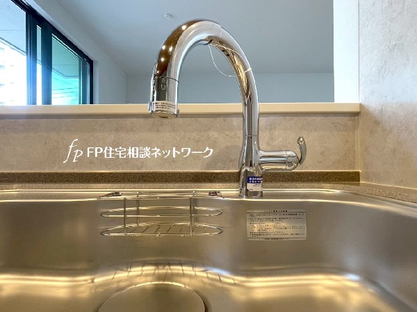 スタイリッシュな、浄水器一体型水栓です。水栓にシャワーホースと浄水器を内蔵し、カルキ臭など軽減。