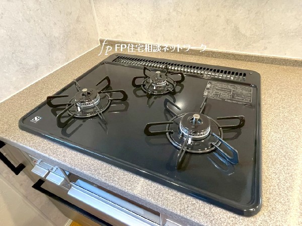 ３口ガスコンロ・魚焼きグリルがついたシステムキッチンで、お料理のレパートリーも増えそうですね。