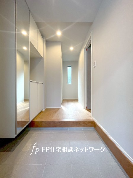 散らかりがちな玄関をスッキリと保てる玄関収納は、家の中に入る時最初に目に付く場所だからこだわりたい。