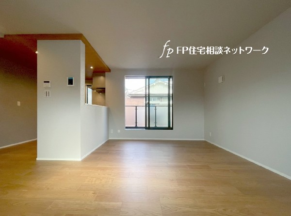 2階リビングは窓が多く日当り良好。人の目を気にせずに寛げます。窓を開ければバルコニーに繋がり開放的。