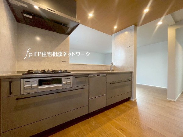 リビングのお子様を見守りながらお料理が出来る対面式カウンターキッチン。ご家族との会話がはずみます。