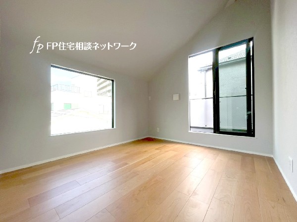 2面採光でお部屋の隅々まで明るい印象の居室。おひさまの光を、爽やかな風をたっぷりと取り込めます。