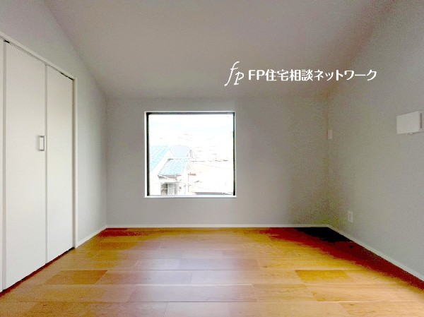 光を沢山取り込める大きな窓。日差しを長時間受ける事が出来る暖かいお部屋です。