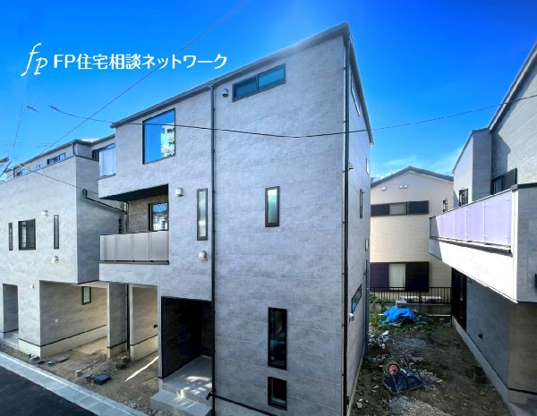 外観:ビルトイン車庫付きの住まい。雨風から大切なお車を守り、お荷物の出し入れもゆっくり濡れずに行えます。