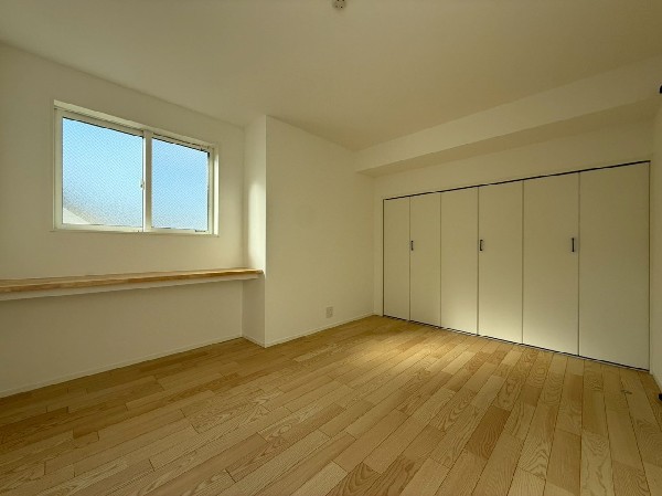 6.5帖の洋室内には備付けカウンターがあります。リモートワークや趣味の作業場として便利ですね。