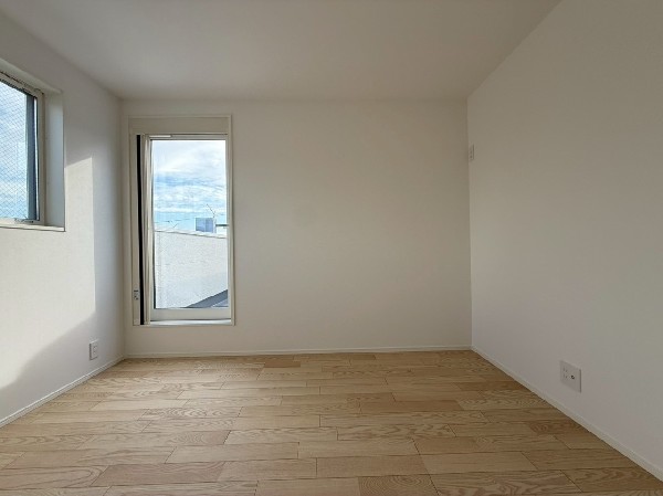 2面採光でお部屋の隅々まで明るい印象の居室。おひさまの光と爽やかな風をたっぷりと取り込めます。