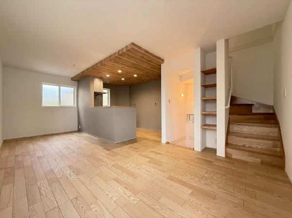 2階リビングなので目線を気にせず昼夜窓を開放しても寛げる。リビング階段で家族のコミュニケーションも〇