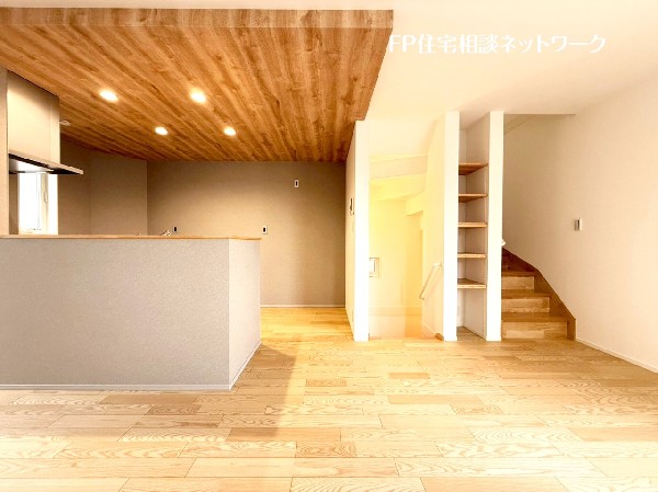 なにかと物が溢れがちなリビングに嬉しい収納付。すぐ使いたい文房具や、書類関係などもすっきり片付きます。