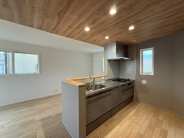 リビングのお子様を見守りながらお料理が出来る対面キッチン。ご家族との会話が弾みます。食器洗乾燥機付。