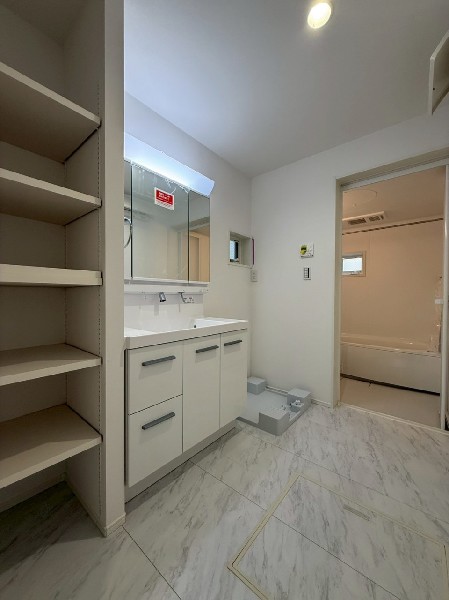 収納場所を確保するのが難しい洗面所に可動式の棚を設置しました。ぱっと片付くのでうれしいですね。