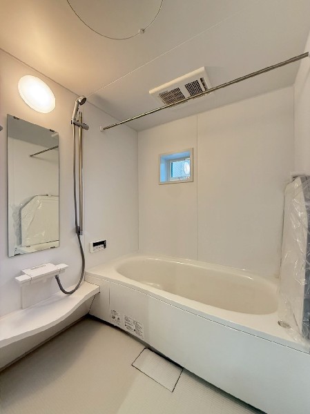 ゆったり入れる１坪タイプの浴室。雨の多い時季のお洗濯に重宝する浴室換気乾燥機付。追炊きオートバス付。