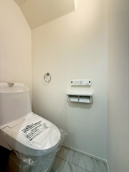 トイレは1階と2階に2カ所あります。朝の忙しい時間も慌てることなく使用できるので助かりますね。