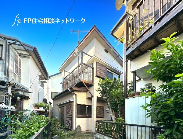 外観:現在、古家が建っております。周辺は静かな住宅街で、落ち着いた環境が広がっています。