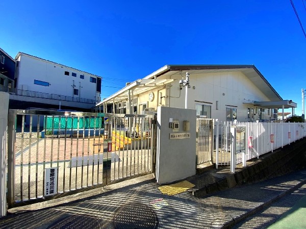 周辺環境:神大寺保育園(食育の一環として、園内で作物の栽培・小動物の飼育等を行っている保育園。日常的に異年齢交流があります。)