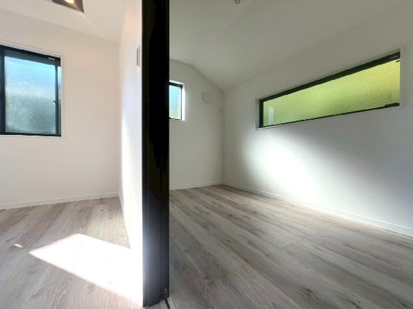 リビングに隣接する3.9帖の洋室。キッズルームやワークスペースなど多用途に使える便利な空間ですね。