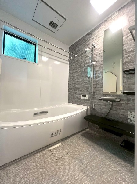 ゆったり入れる1坪タイプの浴室。花粉が気になる季節や雨天時のお洗濯に便利な浴室換気乾燥暖房機付です。