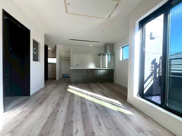 2階リビングは人の目を気にせずに寛げます。窓が多く日当り良好。窓を開ければバルコニーに繋がり開放的。