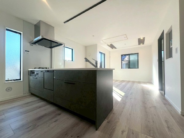 リビングとキッチンの間に壁を設けないスタイリッシュなペニンシュラキッチン。一体感と広がりを感じます。